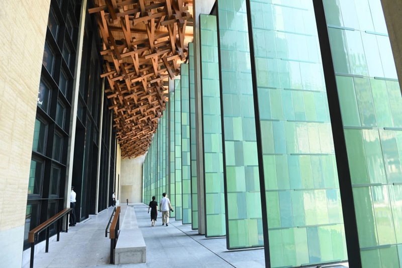 2022年7月23日，杭州國家版本館屋頂?shù)哪緲?gòu)和青瓷門扇相映成趣。