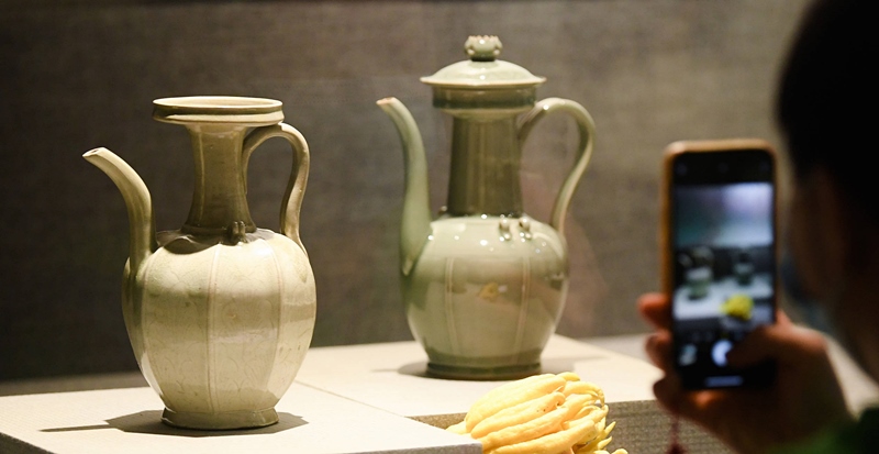 2021年9月14日，浙江省博物館，觀眾在拍攝北宋龍泉窯執(zhí)壺（左）和龍泉青瓷藝人劉杰制作的執(zhí)壺。