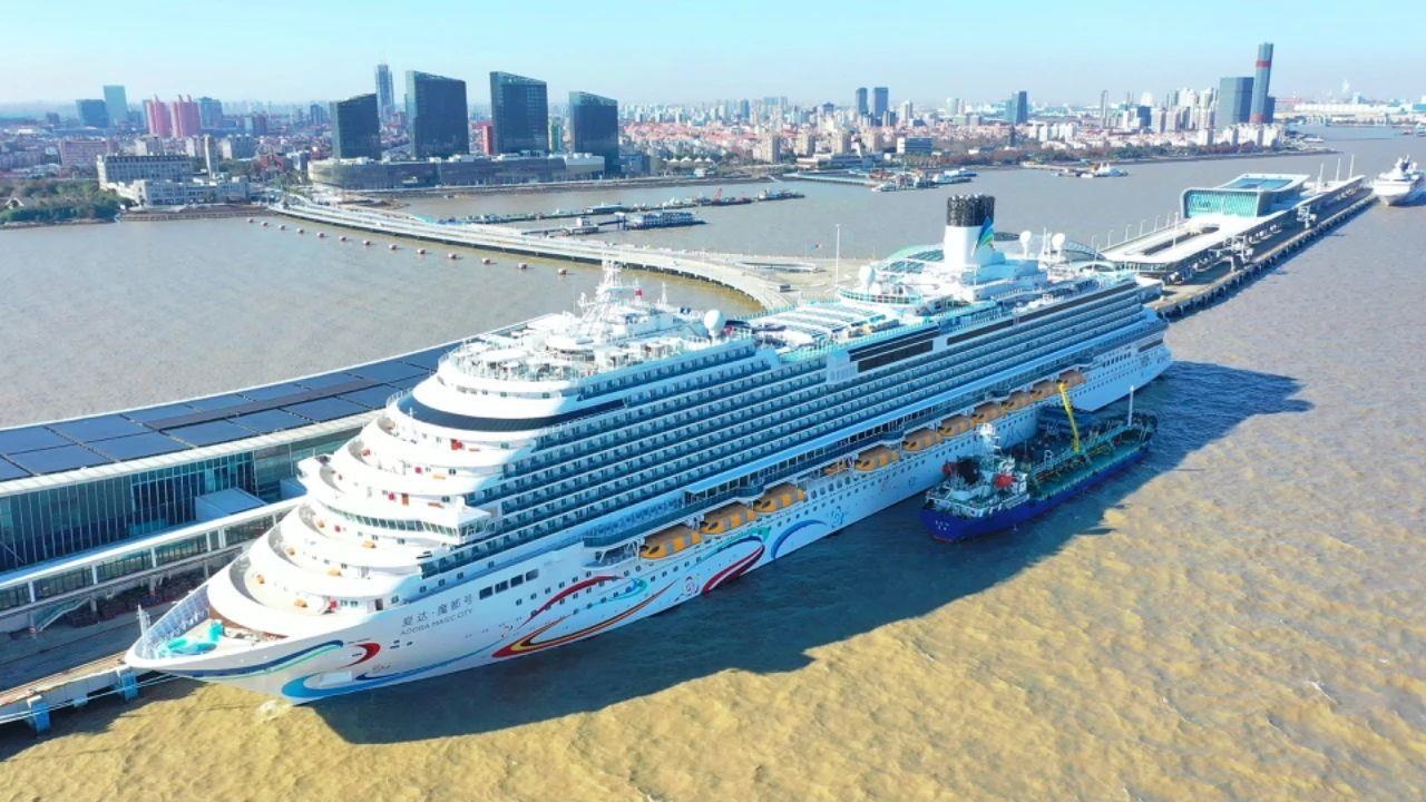 △2024年1月1日，國(guó)產(chǎn)首艘大型郵輪“愛(ài)達(dá)·魔都號(hào)”從上海吳淞口國(guó)際郵輪港開(kāi)啟商業(yè)首航。