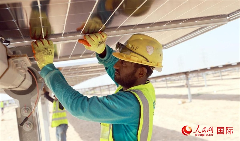 工人正在安裝光伏面板。人民網(wǎng)記者 管克江攝