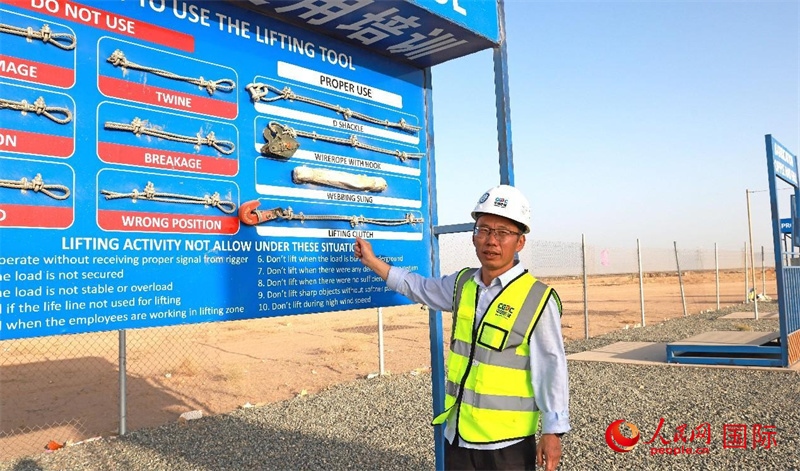 中國能建國際工程公司副總經(jīng)理兼阿爾舒巴赫電站項(xiàng)目經(jīng)理熊高峽展示安全培訓(xùn)中心設(shè)施。人民網(wǎng)記者 管克江攝