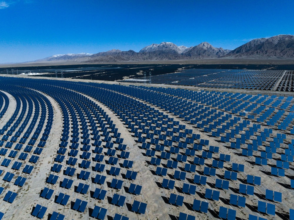 這是2024年4月23日在青海省海西蒙古族藏族自治州德令哈市光伏（光熱）產(chǎn)業(yè)園拍攝的光熱電站（無(wú)人機(jī)照片）。新華社記者 張龍 攝