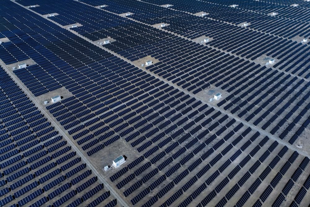 這是2024年4月15日在青海省海南藏族自治州共和縣塔拉灘綠色產(chǎn)業(yè)發(fā)展園區(qū)拍攝的光伏電站。新華社記者 張龍 攝