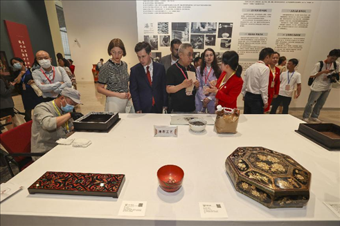 2023年5月28日，北京，推光漆器匠人為駐華使節(jié)展示技藝。