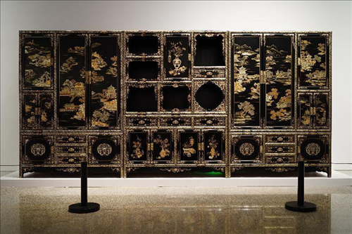 2023年7月9日，北京，中國工藝美術(shù)館·中國非物質(zhì)文化遺產(chǎn)館，“山西特色專業(yè)鎮(zhèn)·平遙非遺雙寶中華行”展覽展出的推光漆器作品。