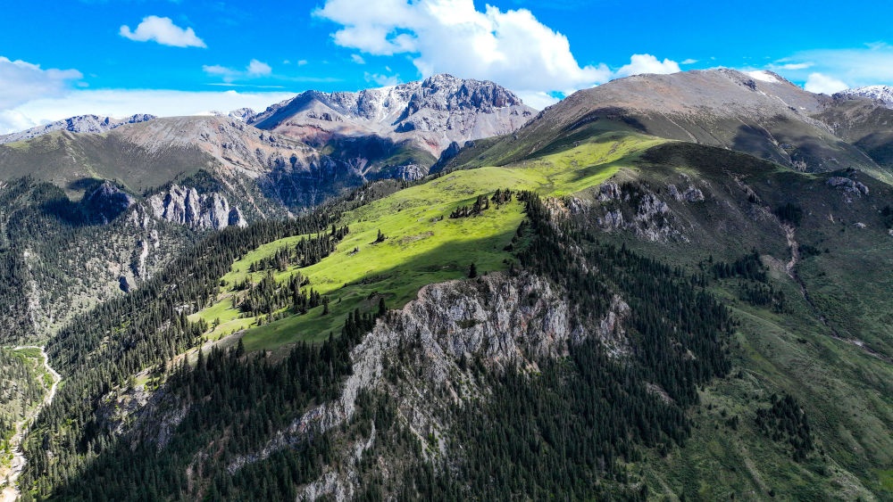 這是2023年6月18日在青海省玉樹藏族自治州囊謙縣拍攝的風(fēng)光（無(wú)人機(jī)照片）。新華社記者 張龍 攝