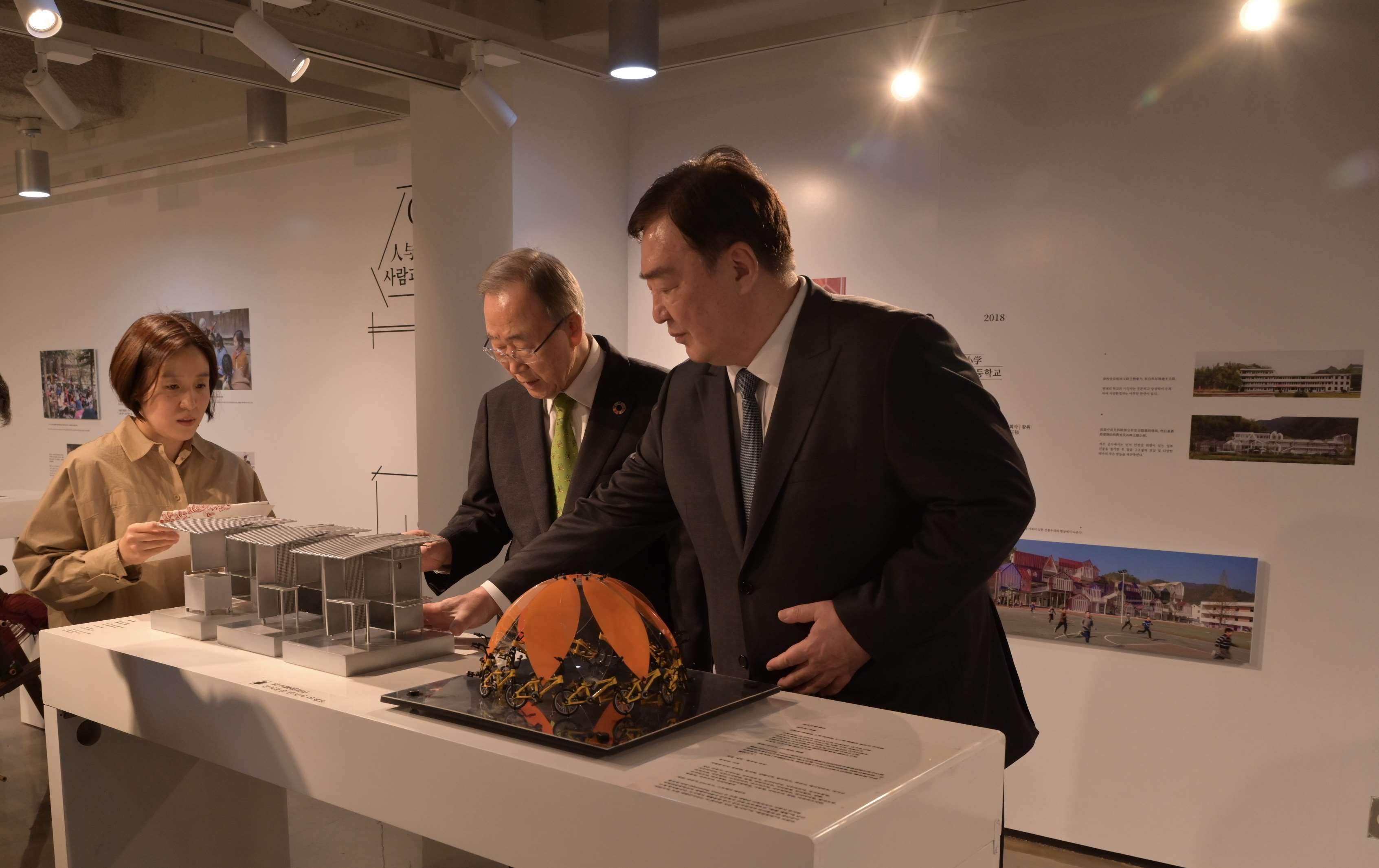 邢海明（右一）與潘基文共同參觀《自然生活傳承——美麗中國特展》。首爾中國文化中心供圖