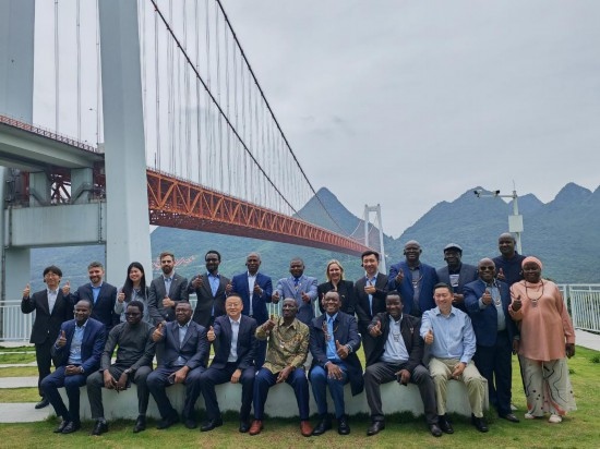 使節(jié)團(tuán)與壩陵河大橋合影。新華社記者 吳思 攝