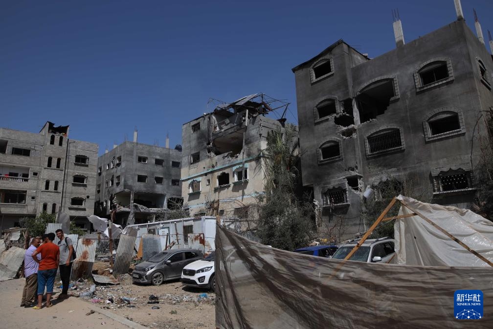 這是6月8日在加沙地帶中部努賽賴特難民營拍攝的在以軍襲擊中受損嚴(yán)重的房屋及車輛。新華社發(fā)（馬爾萬·達(dá)烏德攝）