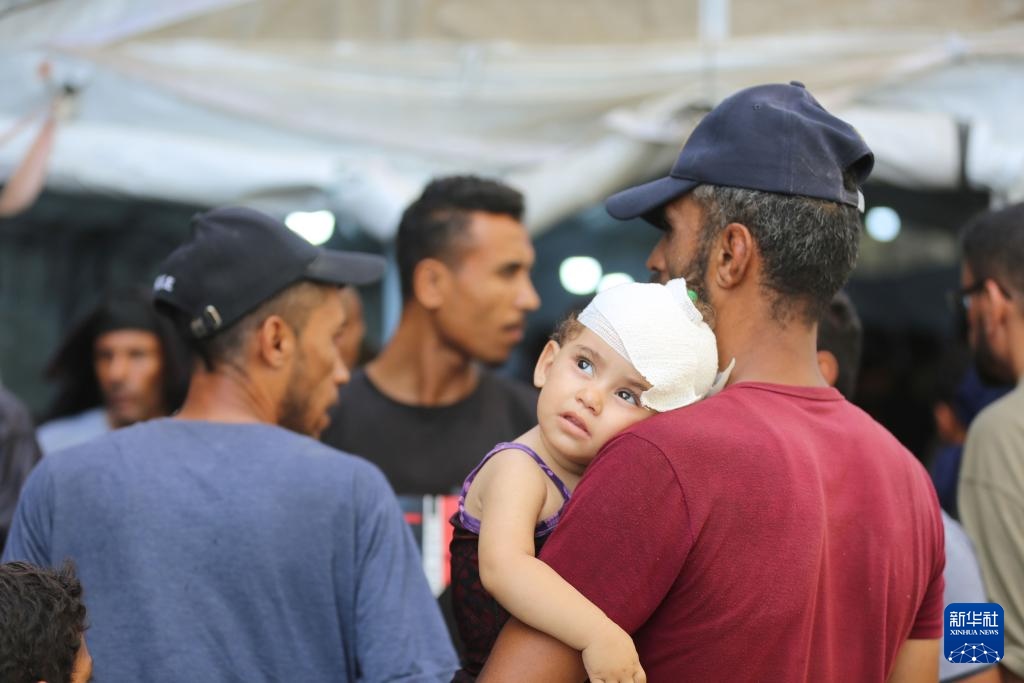 這是6月8日在加沙地帶中部努賽賴特難民營拍攝的傷員。新華社發(fā)（馬爾萬·達(dá)烏德攝）