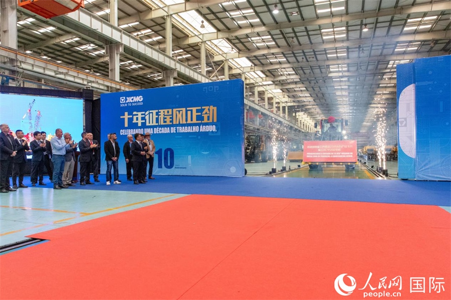 儀式上，米納斯吉拉斯州、波蘇阿雷格里市政府官員，徐工巴西制造的供應商、經銷商、客戶伙伴、員工代表和在巴中資機構代表等，一起祝賀徐工巴西制造第23456臺產品下線并交付客戶。 人民日報社拉美中心分社 威廉·科埃略·維亞納攝