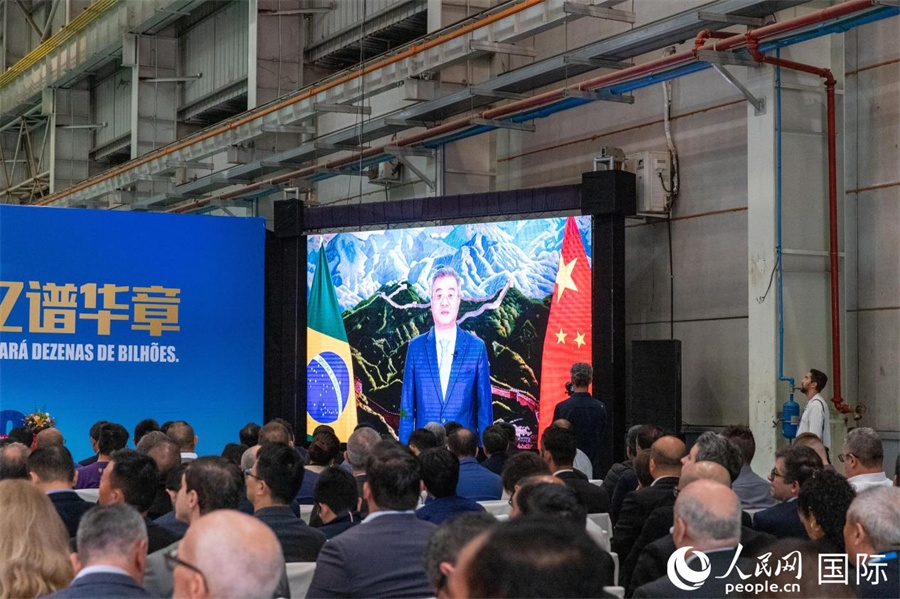 中國駐巴西大使祝青橋在視頻致辭中表示，徐工在巴西的發(fā)展，是眾多中國企業(yè)在習近平主席提出的共建“一帶一路”倡議推動下，將中國的技術和產業(yè)發(fā)展成果帶往世界，促進各國發(fā)展的縮影。 人民日報社拉美中心分社 威廉·科埃略·維亞納攝