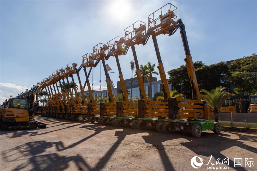 在徐工巴西制造生產基地，一批完成生產的設備正準備交付客戶。 人民日報社拉美中心分社 威廉·科埃略·維亞納攝