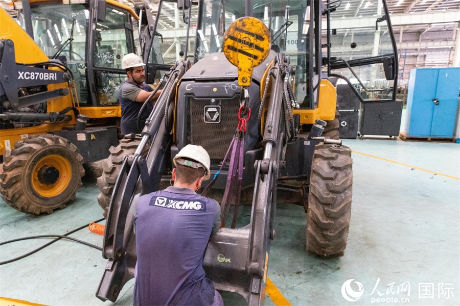 兩名徐工巴西制造基地的當?shù)貑T工正在進行設備安裝和調試。 人民日報社拉美中心分社 威廉·科埃略·維亞納攝