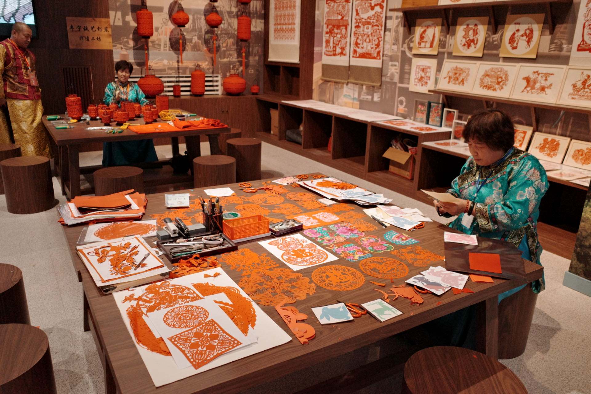 “氣象萬(wàn)千——中國(guó)非遺保護(hù)實(shí)踐主題展”上，非遺傳承人現(xiàn)場(chǎng)展示。人民網(wǎng)記者 劉微攝