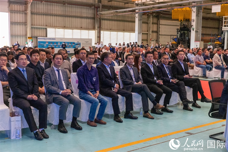 巴西米納斯吉拉斯州、波蘇阿雷格里市政府官員，徐工巴西制造的供應商、經銷商、客戶伙伴和員工代表，以及在巴中資機構代表等200多人，出席了徐工巴西制造投產運營10周年暨第23456臺產品下線儀式。 人民網 威廉·科埃略·維亞納攝