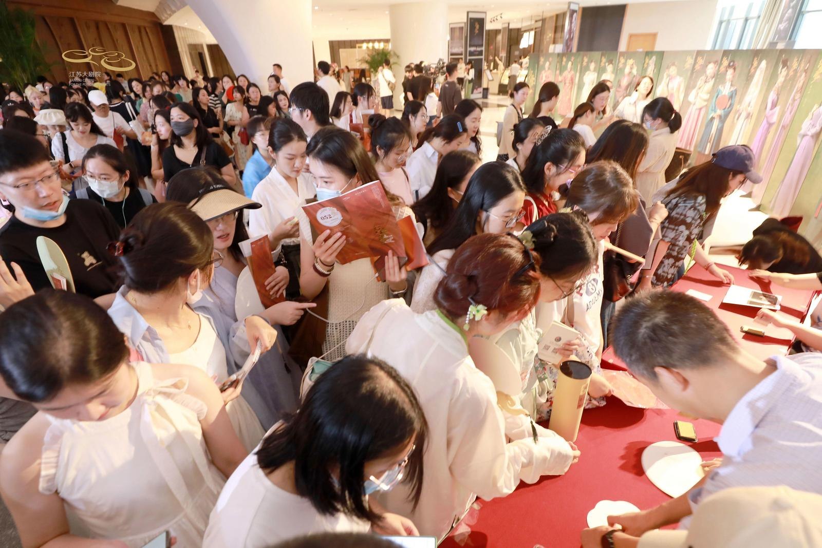 《紅樓夢》粉絲熱情等待蓋章中 劇院供圖