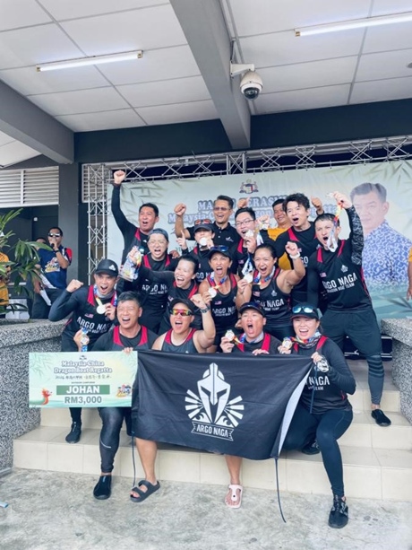 全體隊(duì)員歡慶取得混合組冠軍。組委會供圖