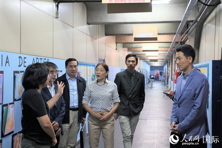 中國駐里約總領(lǐng)館商務(wù)參贊敬艷輝（右一）等嘉賓在里約孔院中方院長孫艷萍（左一）帶領(lǐng)下，參觀薩繆爾·韋納公立學(xué)校的中文教室，了解該校中文教學(xué)軟硬件設(shè)施。人民網(wǎng)記者 時(shí)元皓攝