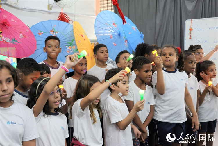 端午節(jié)活動(dòng)在里約薩繆爾·韋納公立學(xué)校舉辦，該校師生合唱中文歌曲。 人民網(wǎng)記者 時(shí)元皓攝