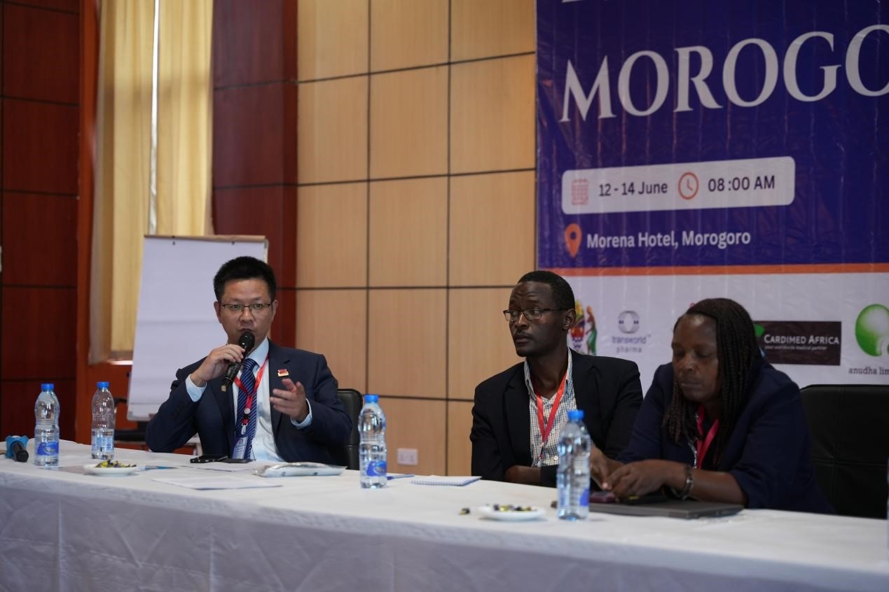 醫(yī)療隊(duì)隊(duì)長(zhǎng)蔣國(guó)慶在解答問題中