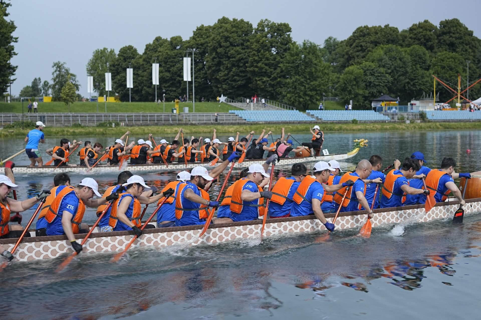 爭渡、爭渡，選手們你爭我奪，奮勇爭先。主辦方供圖