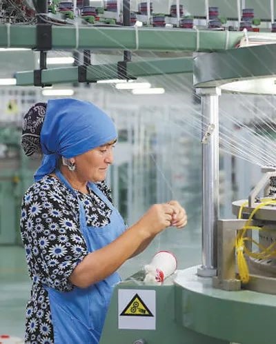 在針織毛坯車間，當(dāng)?shù)毓と苏诮泳€。胡澤曦?cái)z