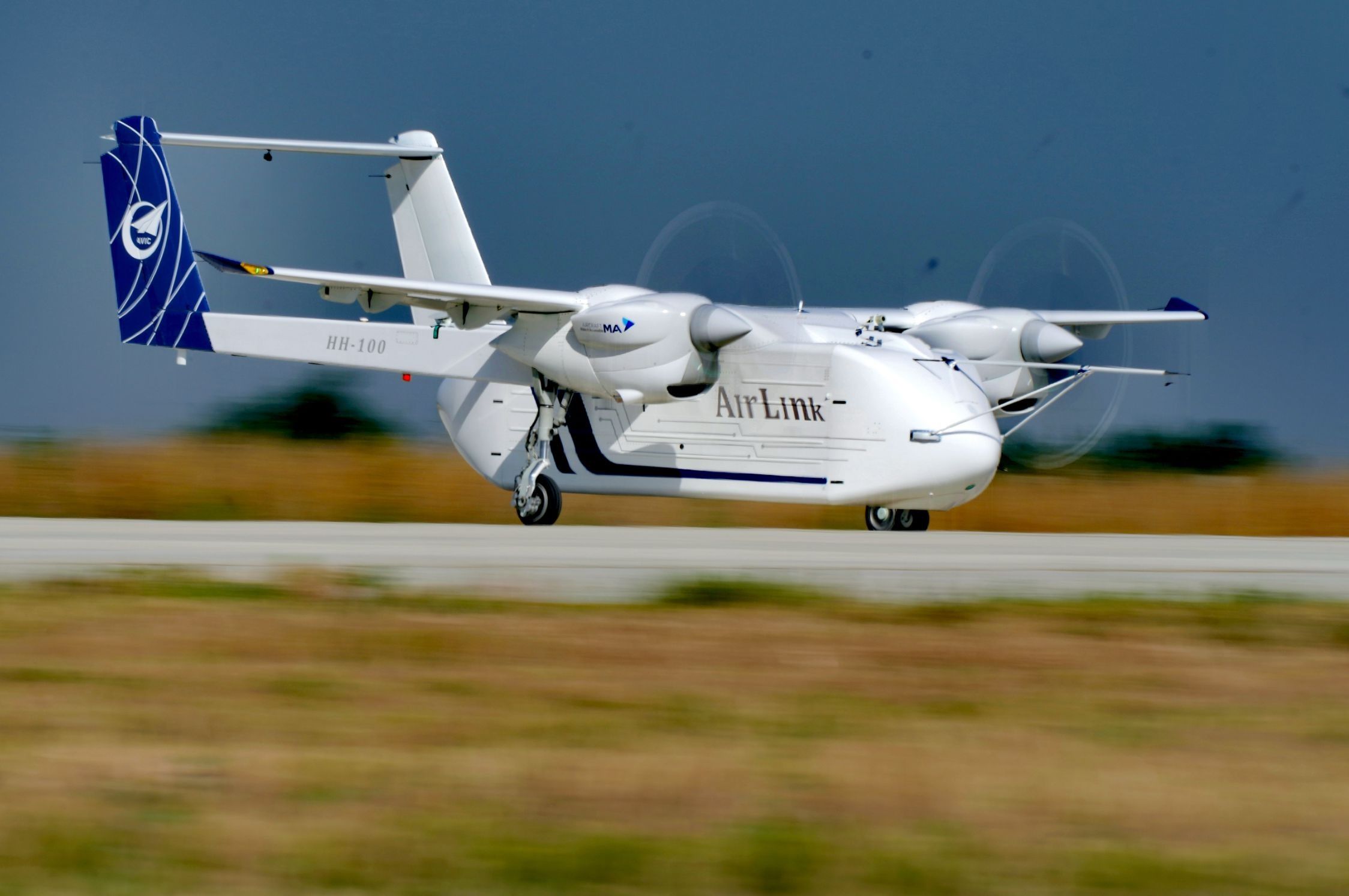 △2024年6月12日，HH-100航空商用無人運(yùn)輸系統(tǒng)驗(yàn)證機(jī)在西安藍(lán)田通用機(jī)場(chǎng)首飛成功。