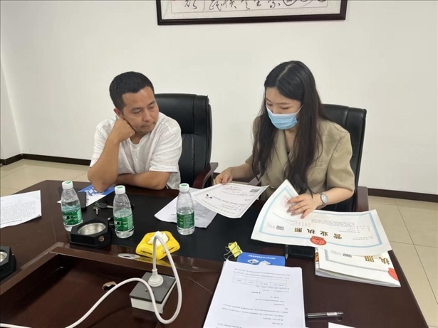 成都市溫江區(qū)市場監(jiān)管局在區(qū)農(nóng)副產(chǎn)品流通交易中心為商戶上門辦理“個(gè)轉(zhuǎn)企”登記。成都市市場監(jiān)管局供圖