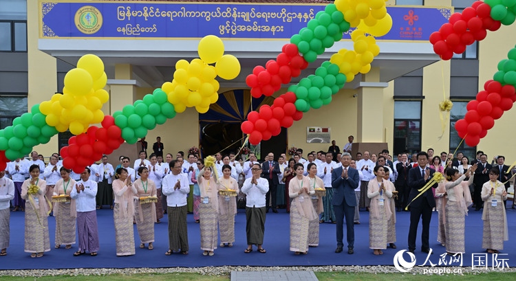 嘉賓共同為項(xiàng)目竣工剪彩。人民網(wǎng)記者 謝佳君攝