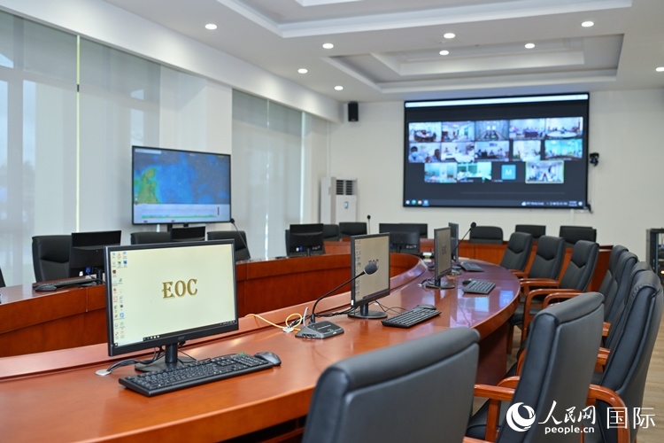 援緬甸國(guó)家疾控中心應(yīng)急指揮中心內(nèi)。人民網(wǎng)記者 謝佳君攝