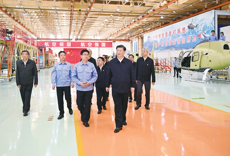 2023年10月10日至13日，中共中央總書記、國家主席、中央軍委主席習(xí)近平在江西考察。這是11日上午，習(xí)近平在景德鎮(zhèn)市昌河飛機(jī)工業(yè)（集團(tuán)）有限公司考察。 新華社記者 燕雁/攝