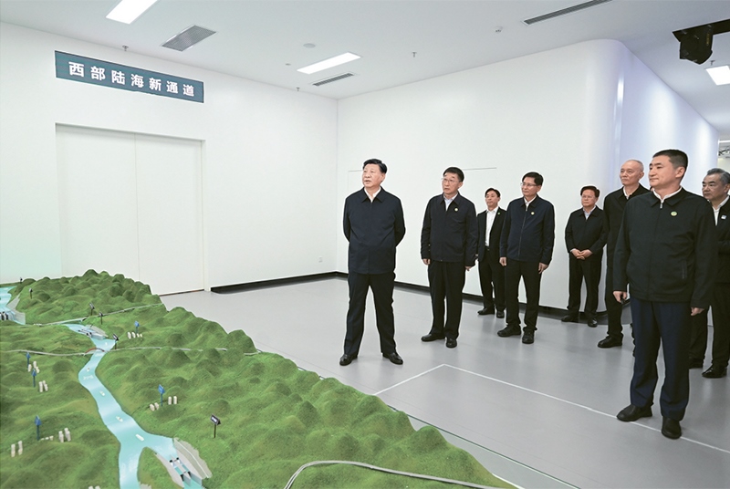 2023年12月14日至15日，中共中央總書記、國家主席、中央軍委主席習(xí)近平在廣西考察。這是14日上午，習(xí)近平在南寧市考察中國—東盟信息港股份有限公司，結(jié)合平陸運(yùn)河沙盤聽取西部陸海新通道骨干工程建設(shè)匯報(bào)。 新華社記者 謝環(huán)馳/攝