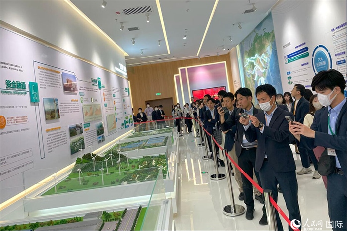 日本創(chuàng)價學會青年代表團在烏魯木齊市文化中心規(guī)劃館參觀。人民網記者 張麗婭攝