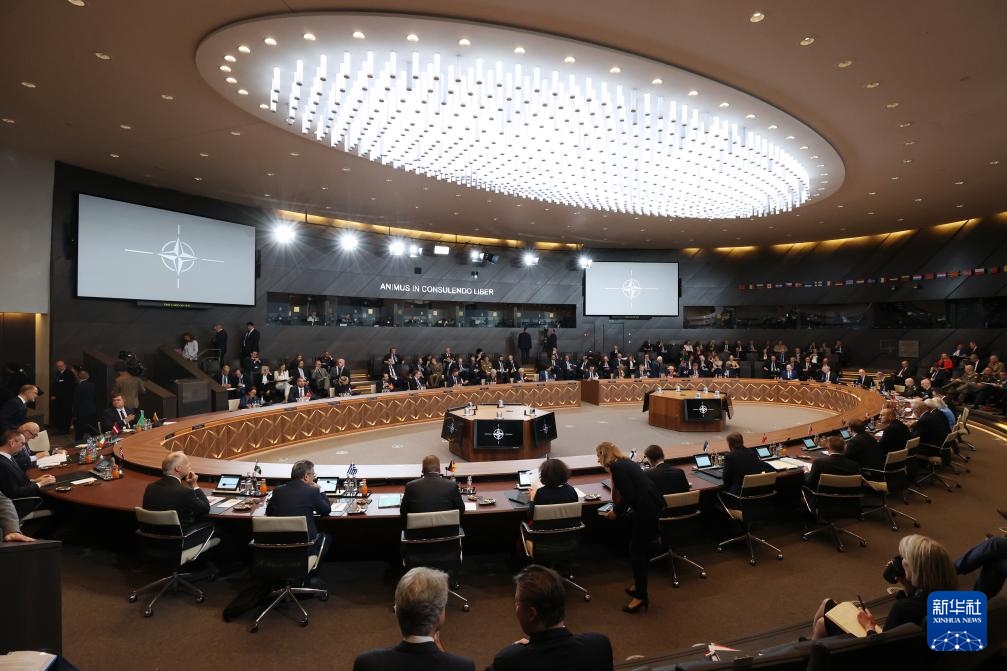 這是6月14日在比利時布魯塞爾北約總部拍攝的北約防長會現(xiàn)場。新華社記者 趙丁喆 攝