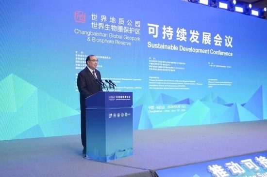  6月15日，聯(lián)合國(guó)教科文組織東亞地區(qū)辦事處主任夏澤翰在“長(zhǎng)白山·世界地質(zhì)公園、世界生物圈保護(hù)區(qū)可持續(xù)發(fā)展會(huì)議”上做主旨演講。新華社發(fā)
