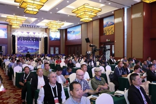  6月15日，“長(zhǎng)白山·世界地質(zhì)公園、世界生物圈保護(hù)區(qū)可持續(xù)發(fā)展會(huì)議”現(xiàn)場(chǎng)。新華社發(fā)