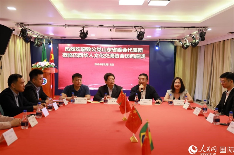 巴西華人文化交流協(xié)會(huì)主席上官劍鋒在座談會(huì)上致辭。人民網(wǎng)記者 宋亦然攝