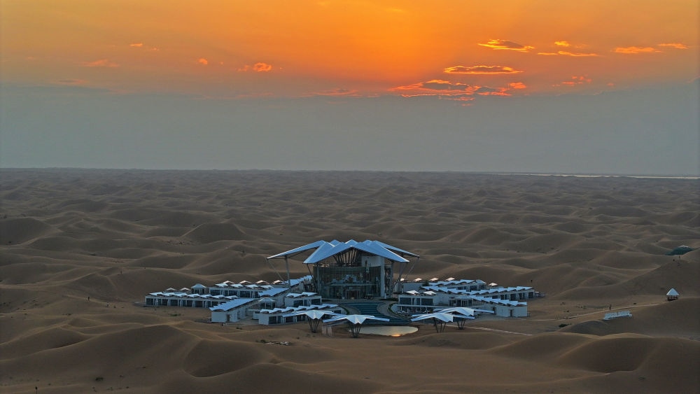 這是位于寧夏中衛(wèi)市沙坡頭景區(qū)的星星酒店（2023年9月6日攝，無人機(jī)照片）。新華社記者 王鵬 攝