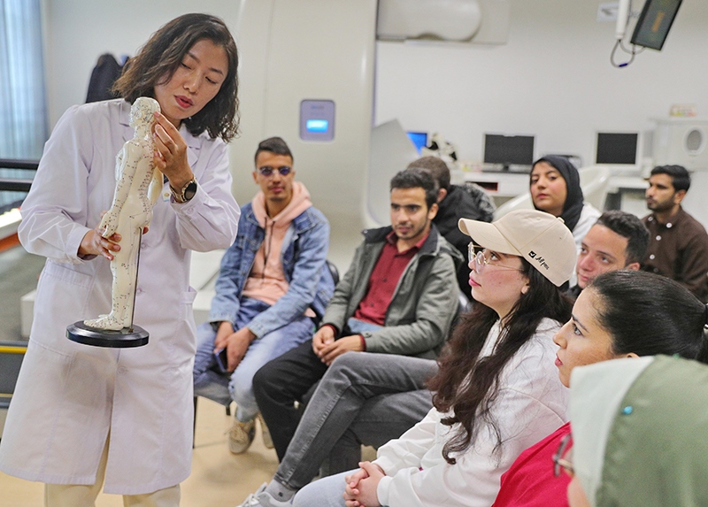 2023年4月19日，河北省秦皇島市中醫(yī)醫(yī)院醫(yī)務(wù)工作者為燕山大學(xué)外國留學(xué)生講解中醫(yī)經(jīng)絡(luò)知識。