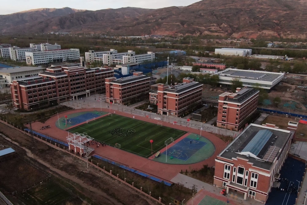 這是果洛西寧民族中學(xué)（2021年4月28日攝，無人機(jī)照片）。