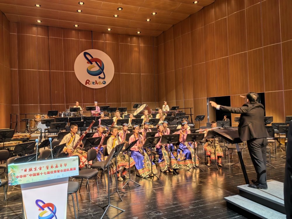 5月4日，來自果洛西寧民族中學(xué)的果洛州青少年管樂團(tuán)在山東省日照市演出。