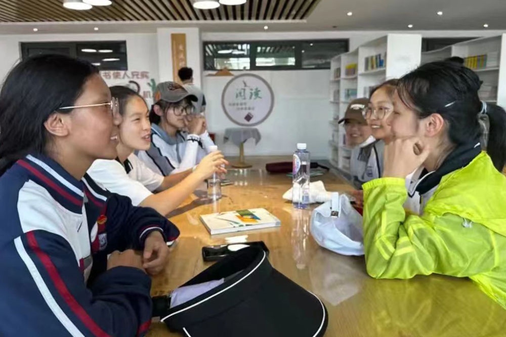 2023年7月10日，在果洛西寧民族中學(xué)，上海市大同中學(xué)學(xué)生（右）與果洛西寧民族中學(xué)學(xué)生交流。新華社發(fā)（果洛州教育局供圖）