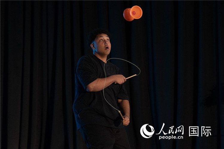 參賽選手表演的抖空竹如行云流水。人民日?qǐng)?bào)非洲中心分社 希拉茲·莫林?jǐn)z