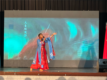 一等獎(jiǎng)獲得者彩翼進(jìn)行才藝表。（圖片來(lái)源：孔子課堂）