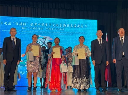 李旭東教育參贊（左一）與赴華參賽選手等合影留念。（圖片來(lái)源：孔子課堂）