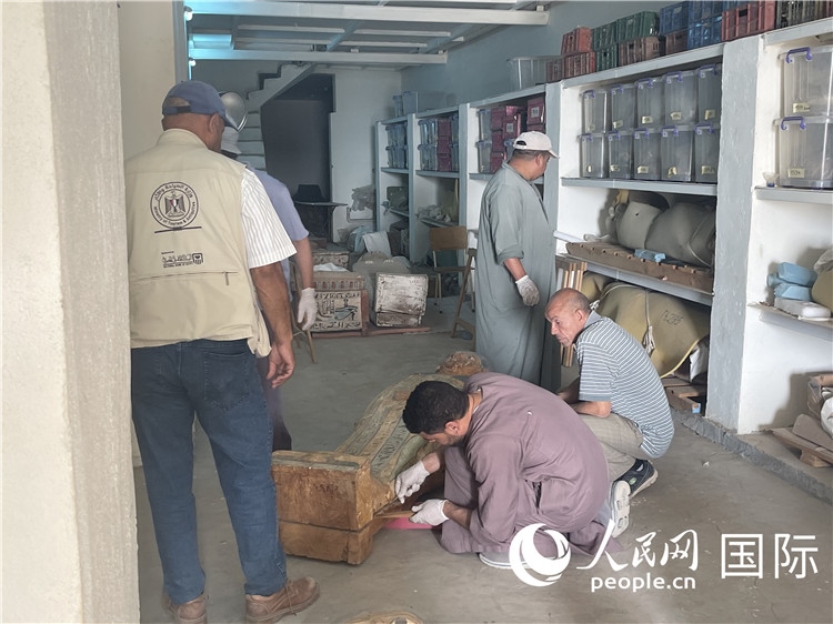圖為中埃薩卡拉新出土文物數字化調查與研究項目團隊在工作現場。薛江攝