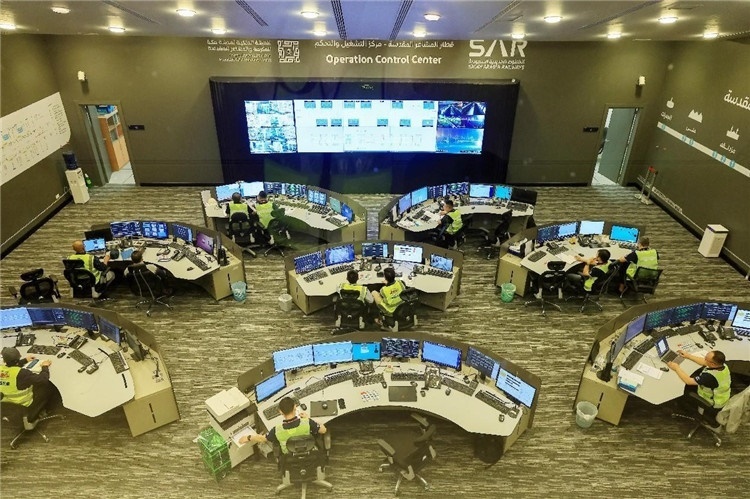 圖為運(yùn)營(yíng)指揮中心一景。中國(guó)鐵建供圖