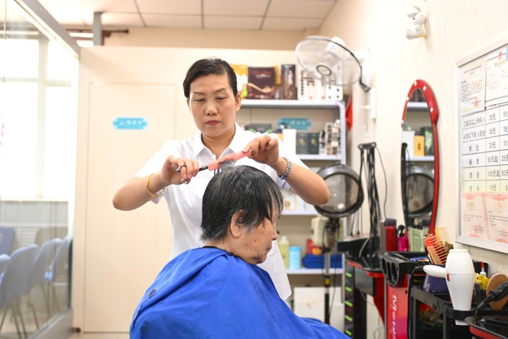 6月20日，長城花園社區(qū)的志愿者為居民理發(fā)。
