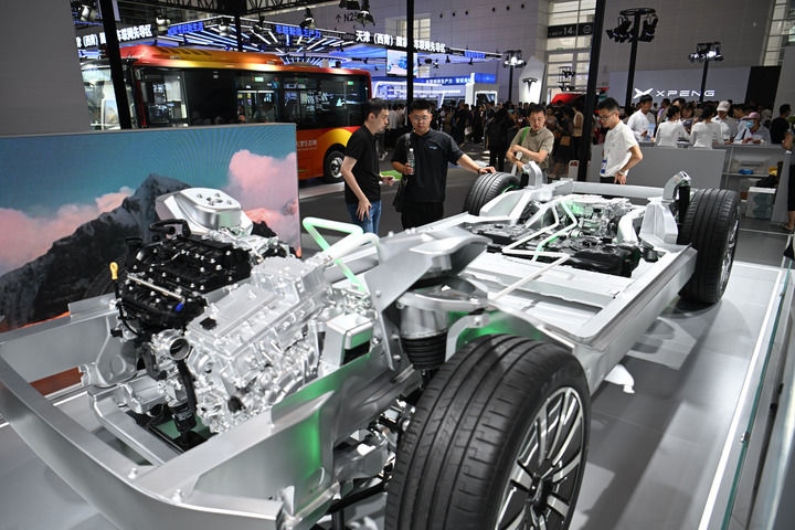 這是在博覽會現(xiàn)場拍攝的一款智能網(wǎng)聯(lián)汽車平臺架構(gòu)（6月20日攝）。新華社記者 孫凡越 攝